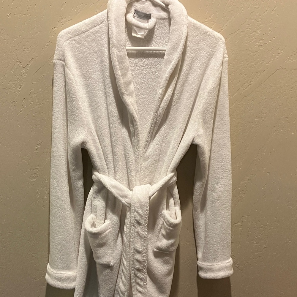 EUC White Plush Coastal Club Size M 2 Front Pockets & Belt Bathrobe